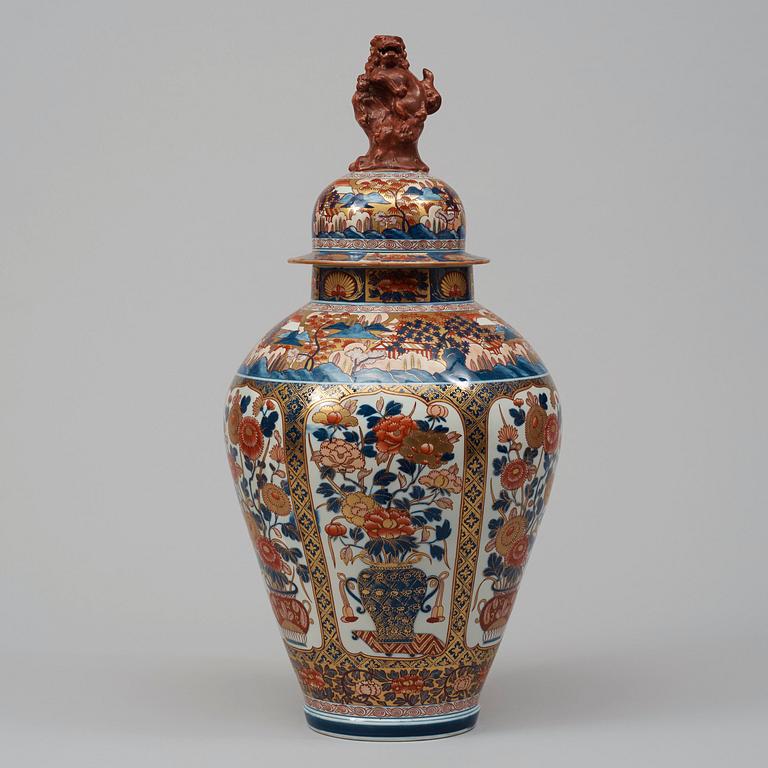 A large 'Samson' imari jar with cover, late 19th Century.
