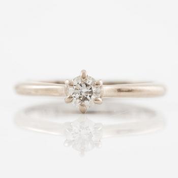 Ring, 14K vitguld med briljantslipad diamant.