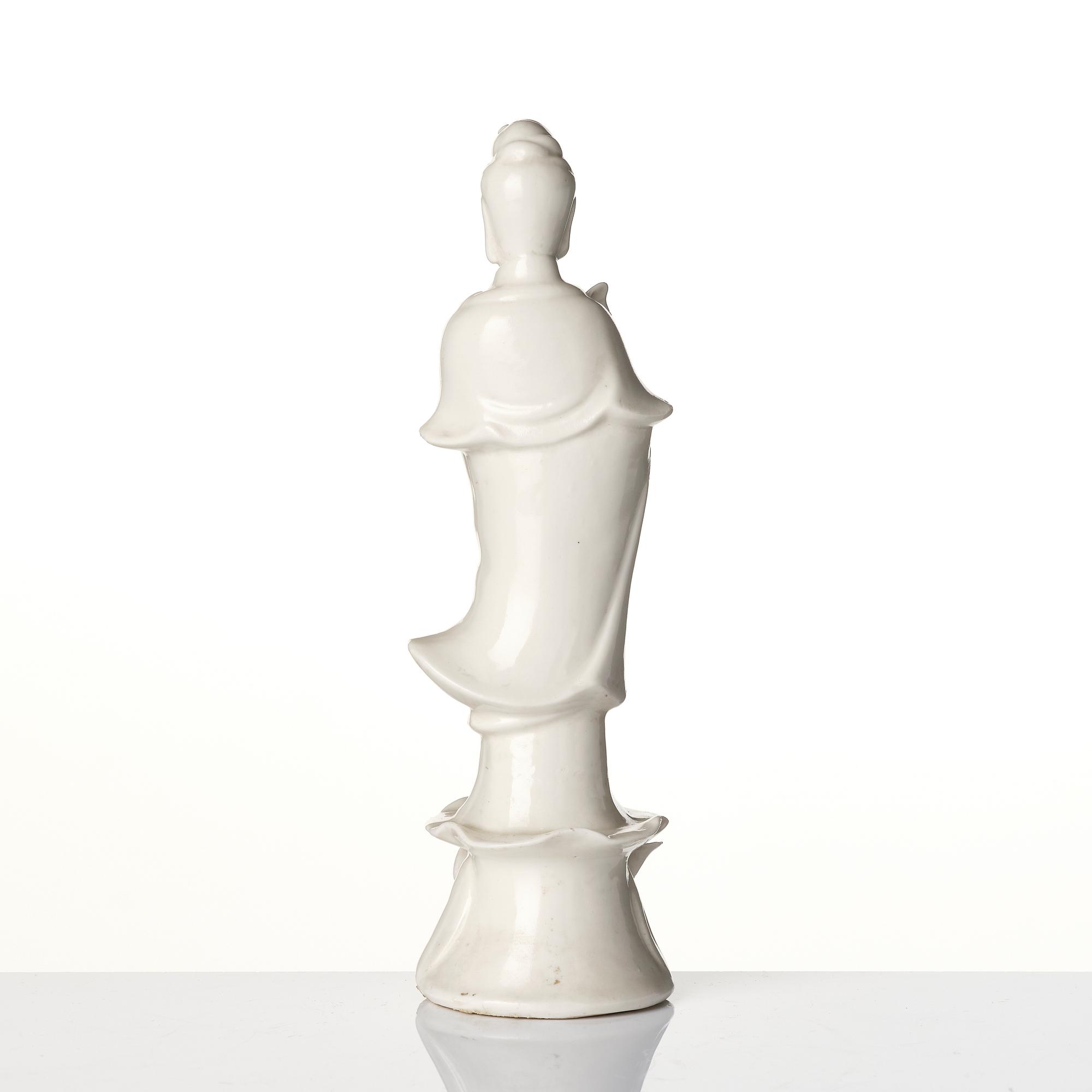 A blanc de Chine figure of a Guanyin, late Qing dynasty, 19th century.