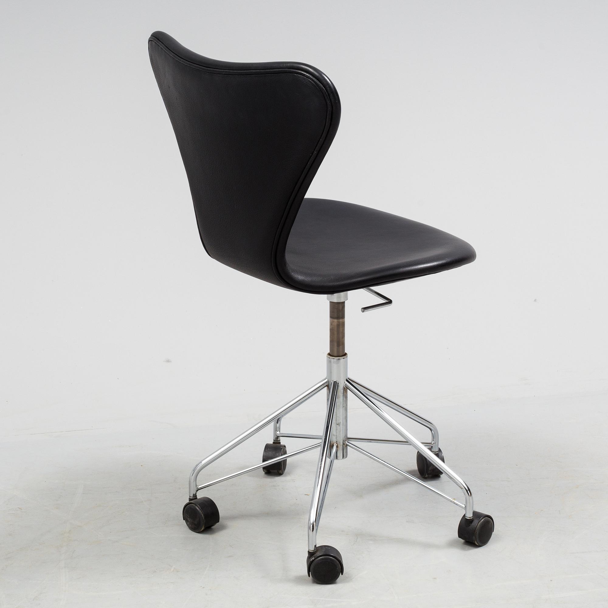 ARNE JACOBSEN, "Sjuan". Modell 3117.  Fritz Hansen, Danmark. 1900-talets andra hälft.