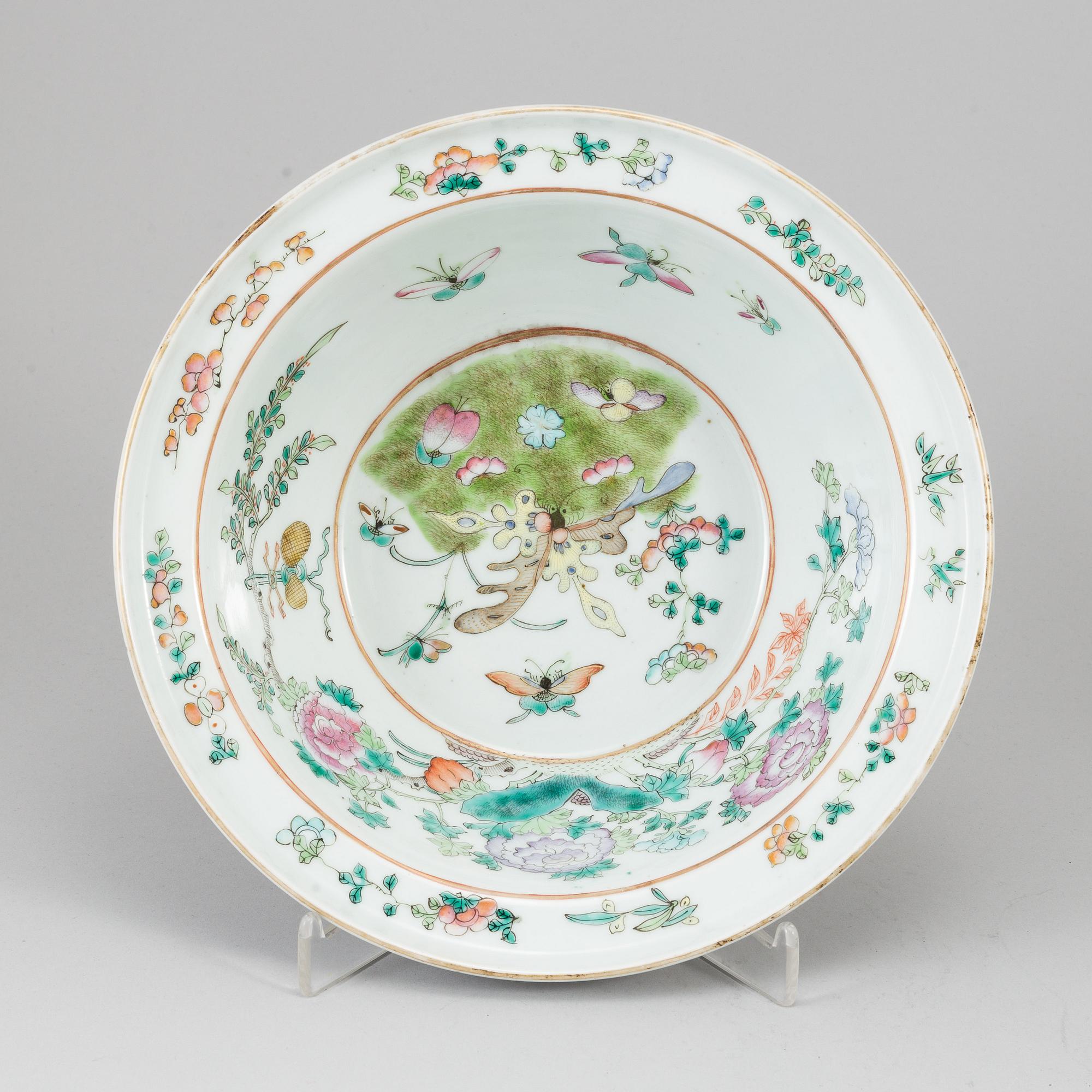 A famille rose wash basin, Qing dynasty, late 19th century.