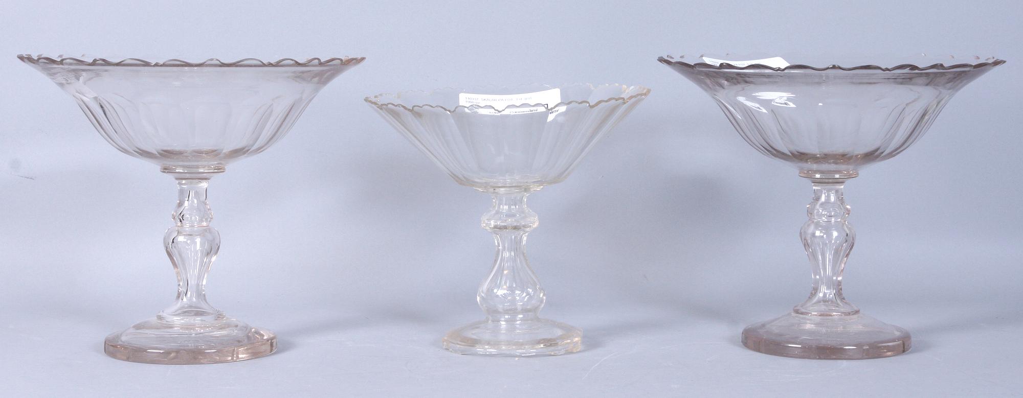 SKÅLAR PÅ FOT, 3 st, glas, 1900-tal.