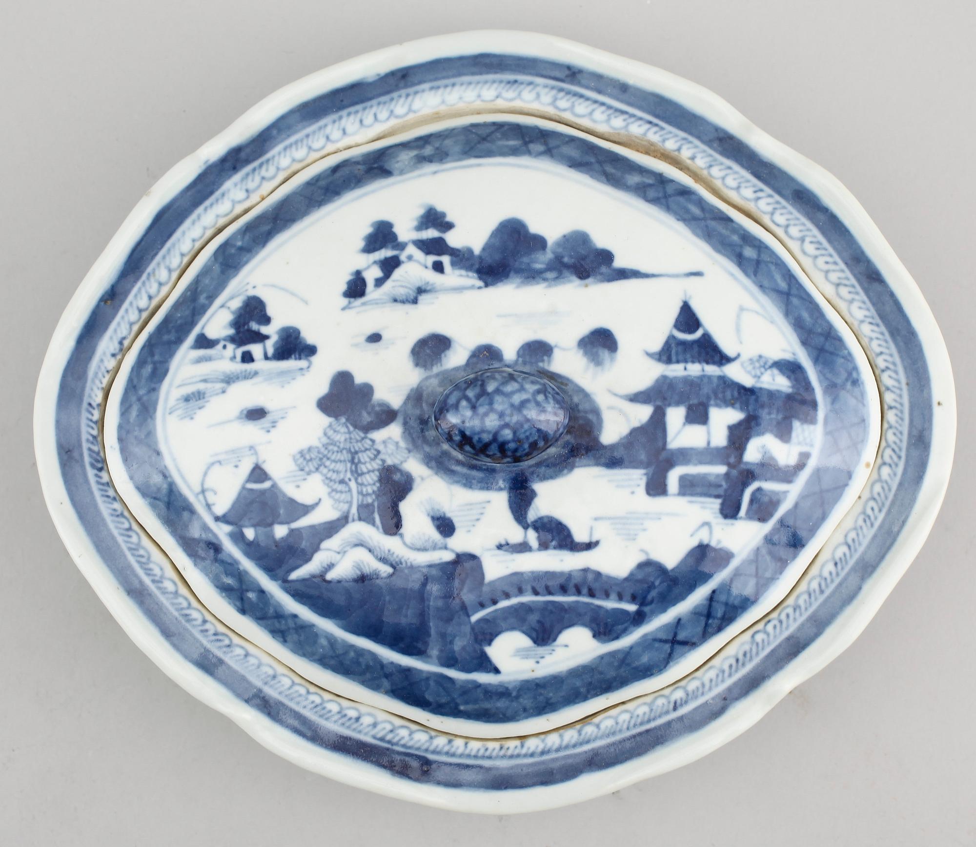 TERRIN, porslin, Kina, omkring år 1800.