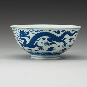 A delicate blue and white bowl, Qing dynasty, 18th century, with a four charactere hall mark.