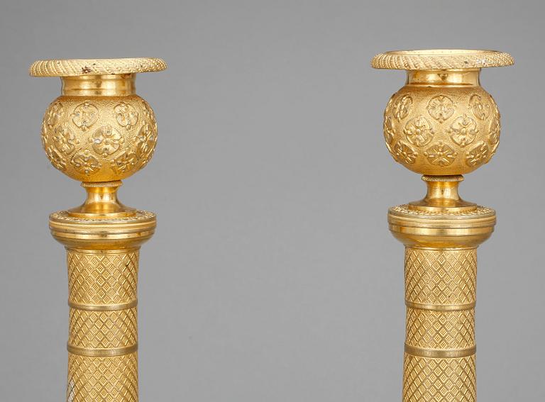 LJUSSTAKAR, ett par, empire, förgylld brons, 1800-talets första hälft.