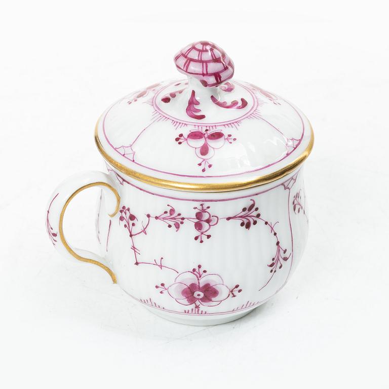 Royal Copenhagen, Cremekopp med lock, porslin, ’Ruby red’, röd Musselmalet (ruby fluted), omkring 1900.