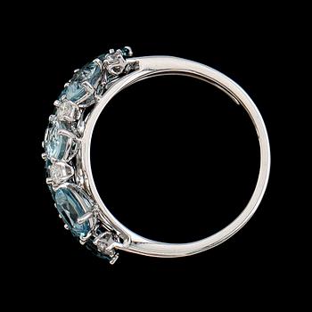 RING, 18K vitguld, diamanter tot ca 0.25 ct, akvamriner tot ca 2.80 ct.