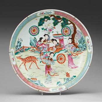 505. A large famille rose dish, late Qing dynasty, with Qianlong mark (1644-1912).