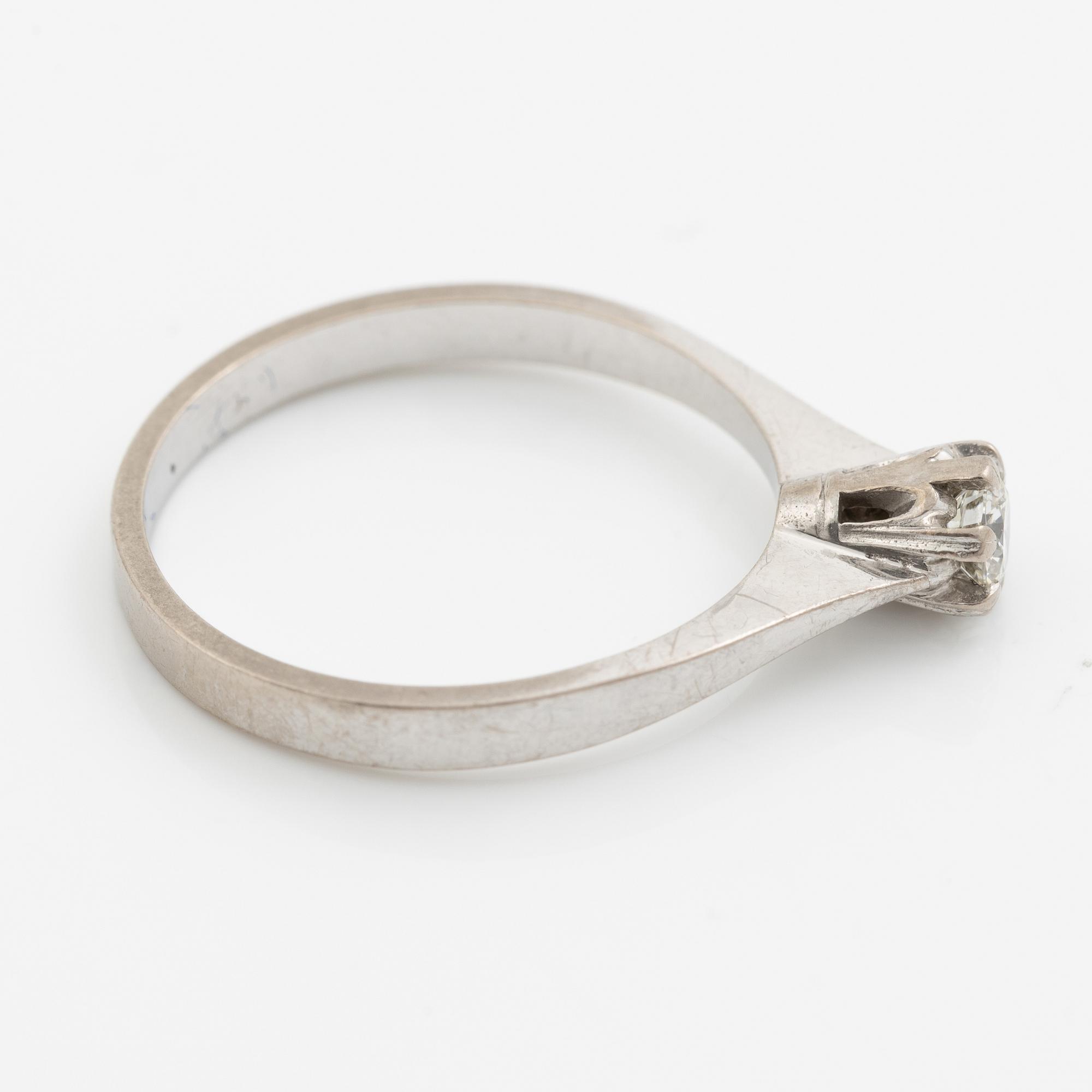 Ring, 18K white gold with brilliant-cut diamond.