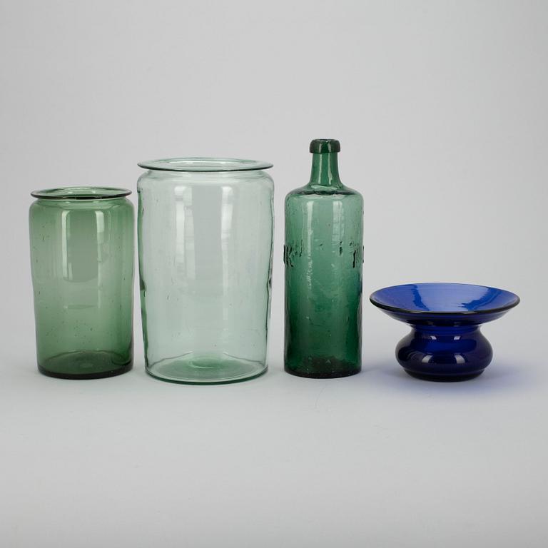 GLASFÖREMÅL 4 st, 1800-talets slut och 1900-talets början.