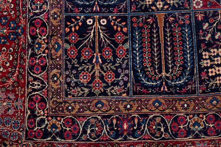 A carpet, an antique/a semi-antique Yezd, ca 557-562 x 366,5-370,5 cm.