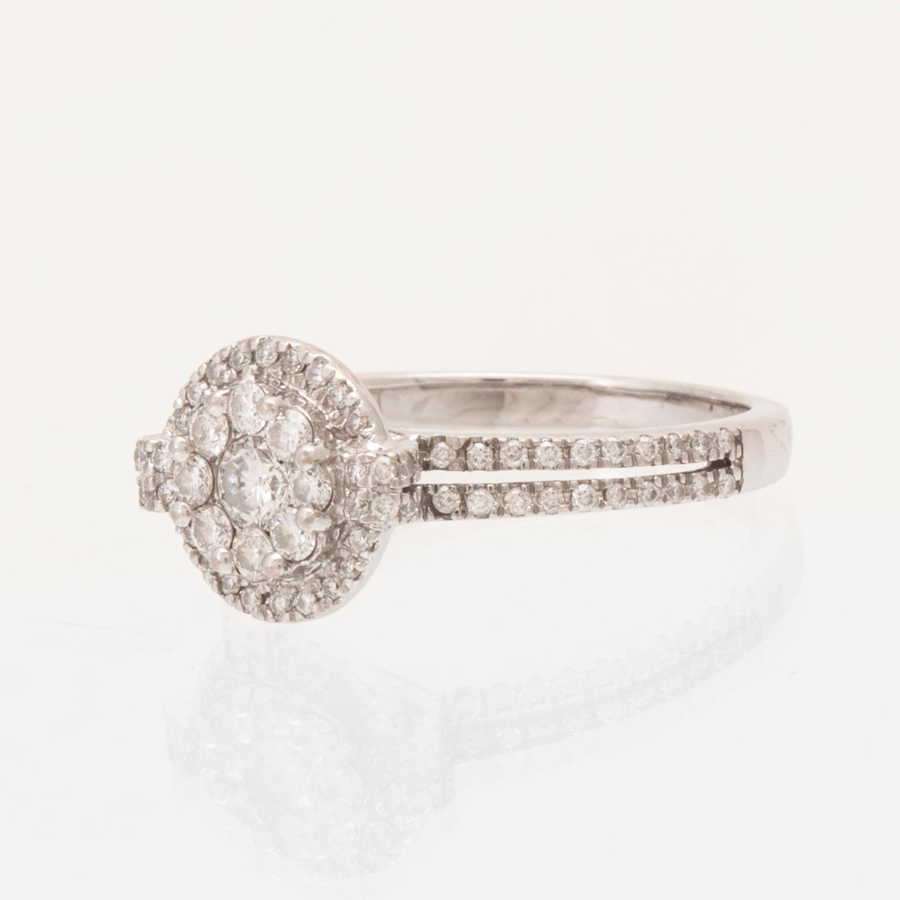 An 18K white gold ring set with round brilliant-cut diamonds.