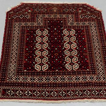 A RUG, semi-antique, Namazlyk, Turkmen, circa 115 x 91 cm.
