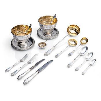 410. A silverware set, 105 pieces, and a cutlery box, marks of Erasmus Lindeström, Stockholm 1901-1902.