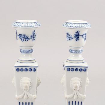 LJUSSTAKAR ett par "Musselmalet" Royal Copenhagen Danmark 1900-talets andra hälft porslin.