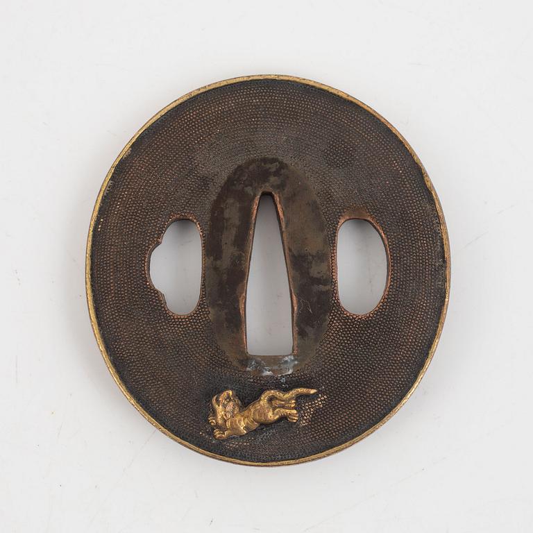 Tsuba, fyra stycken i kiri-box, järn och brons, 1700- och 1800-tal.