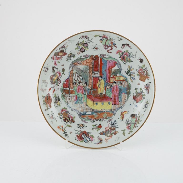A porcelain dish, China, Qing dynasty, 19th century.