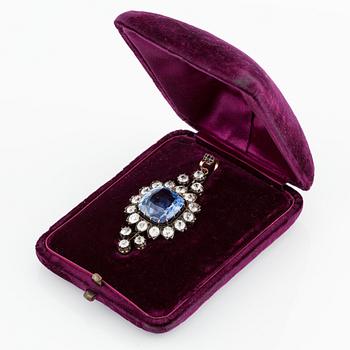 An gold and silver brooch/pendant with a sapphire and old-cut diamonds.