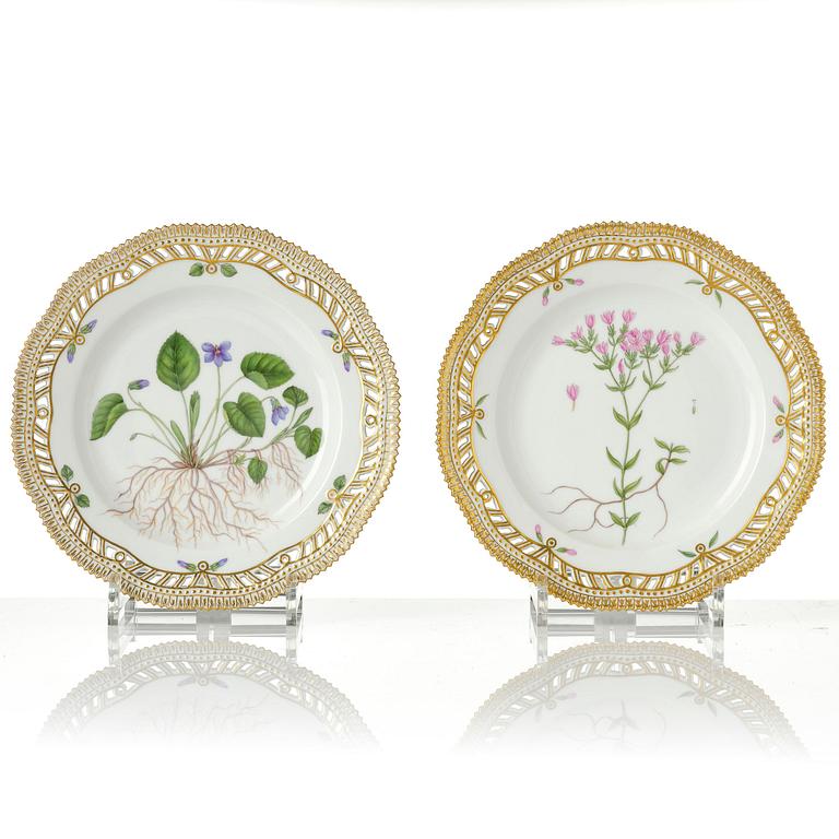 Tallrikar, 13 stycken, porslin. Royal Copenhagen, 'Flora Danica', Danmark, 1900-tal.
