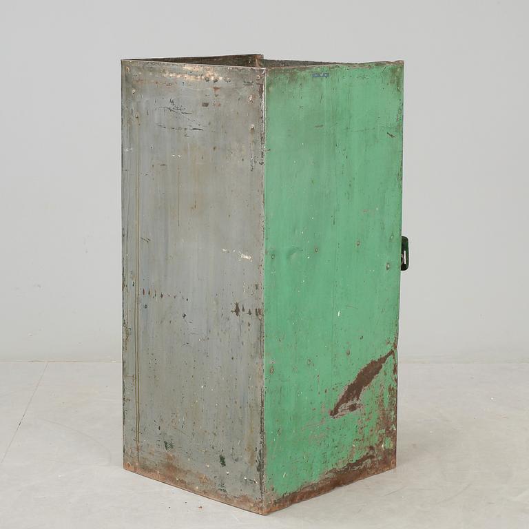 INDUSTRISKÅP, 1900-talets första hälft.