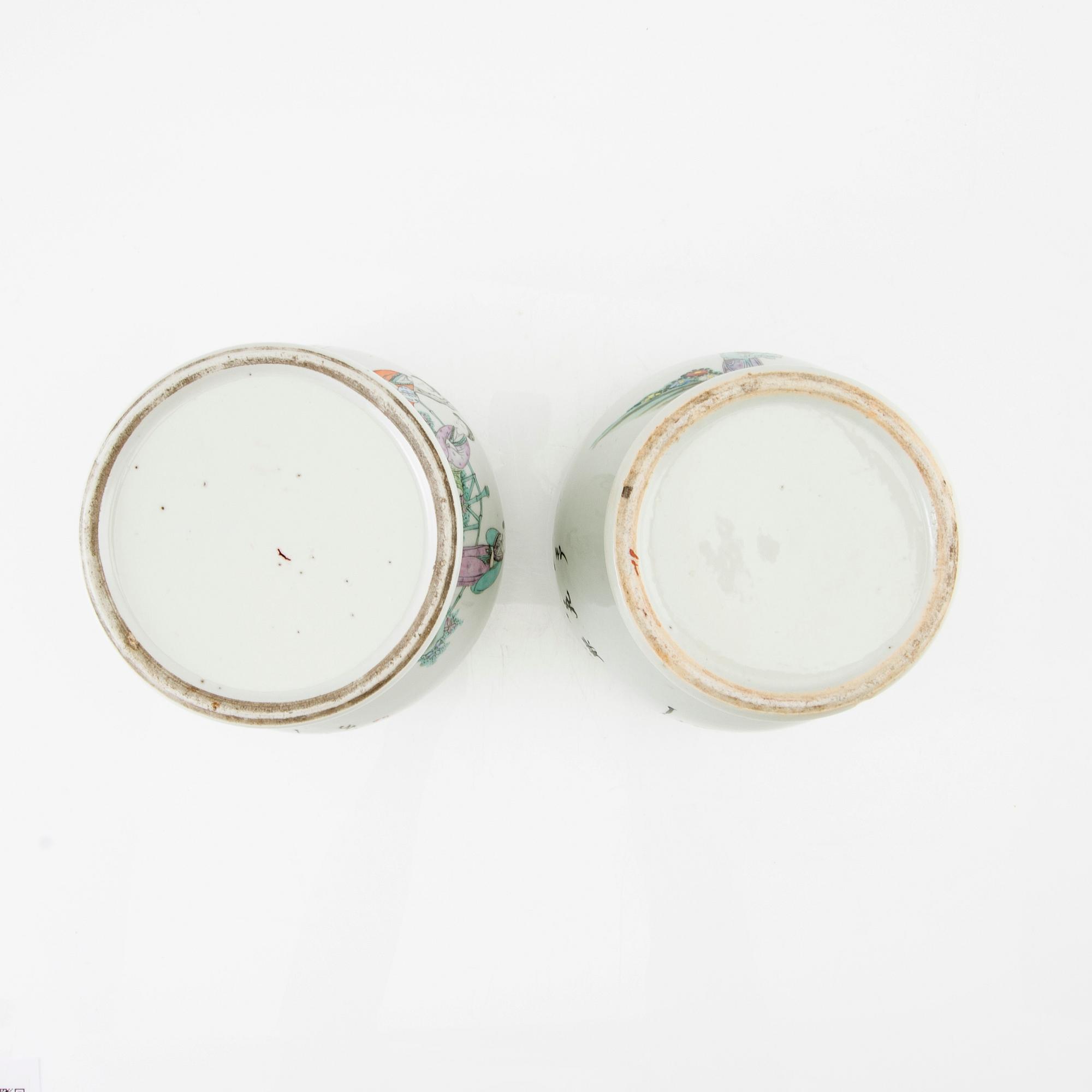 A set of two Chinese vases, 20th century.