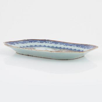 A Chinese blue and white and famille rose porcelain serving dish, Qing dynasty, Qianlong (1736-95).