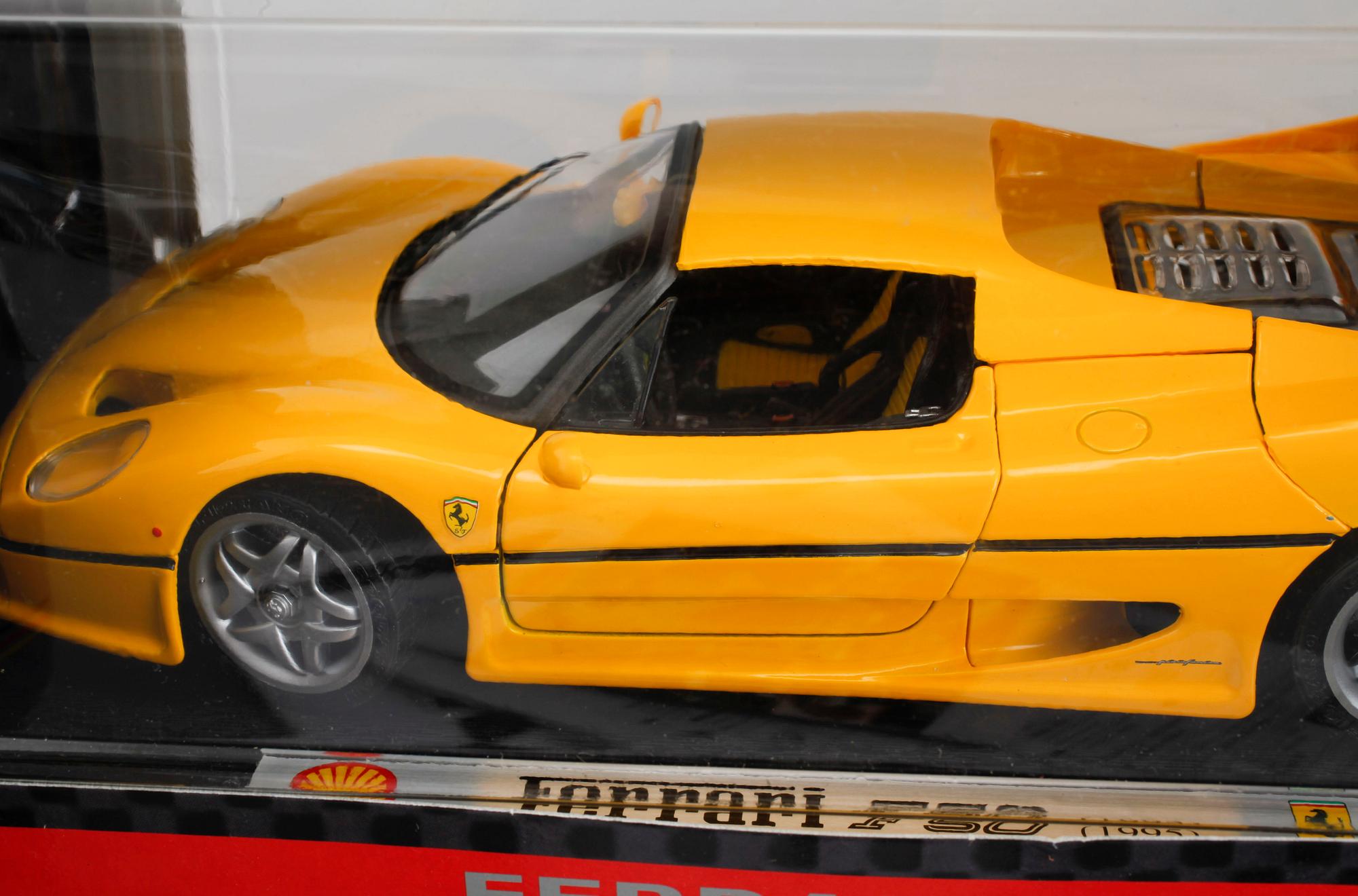 LEKSAKSBILAR, 7 delar, bl.a Kyosho radiostyrd Ferrari, 1900-talets andra hälft.