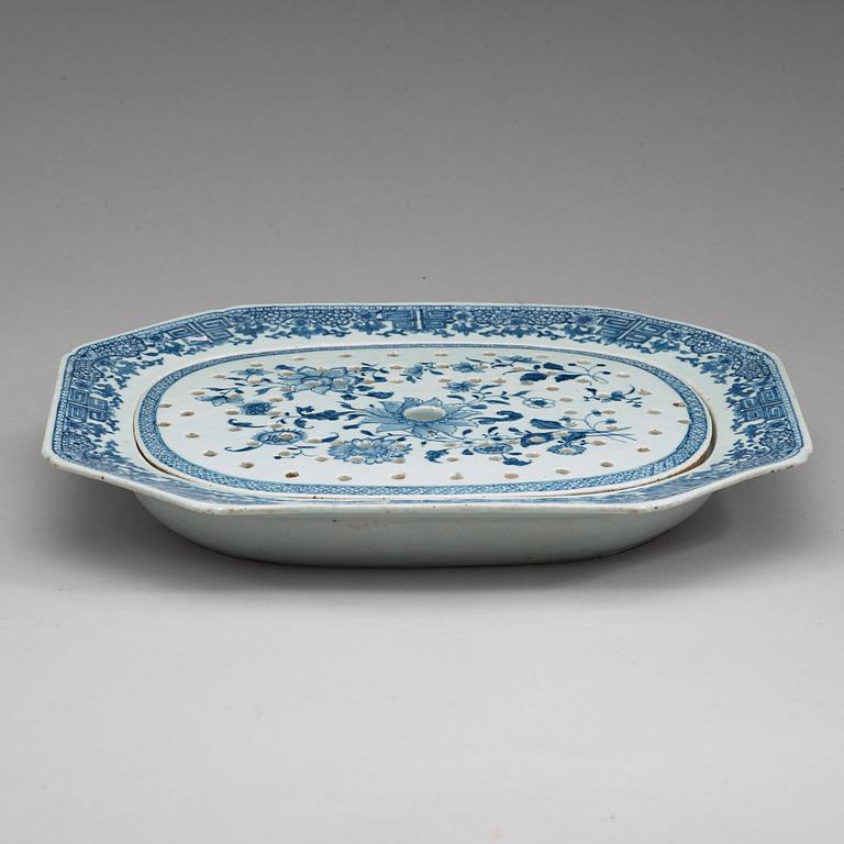 A blue and white serving dish with strainer, Qing dynasty, Qianlong (1736-95).