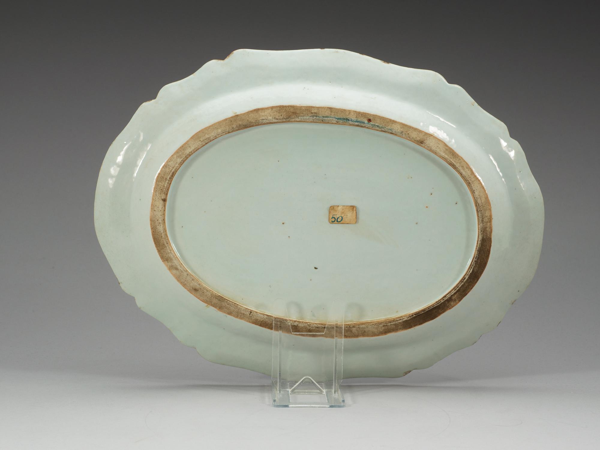 FAT samt TALLRIKAR, fyra stycken, kompaniporslin. Qing dynastin, Qianlong (1736-95).