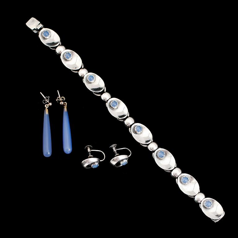 ARMBAND SAMT ÖRHÄNGEN, 2 par, silver och calcedon, Armbandet märkt Alton 1955.