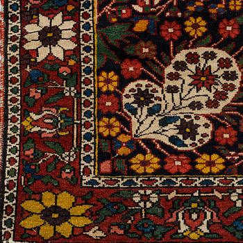 A RUG, semi-antique Bakhtiari, circa 201,5 x 146,5 cm.