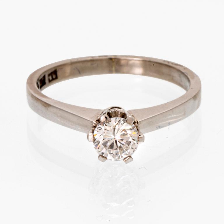 An 18K white gold solitaire ring with a brilliant-cut diamond by Atelier Ajour Stockholm 1973.