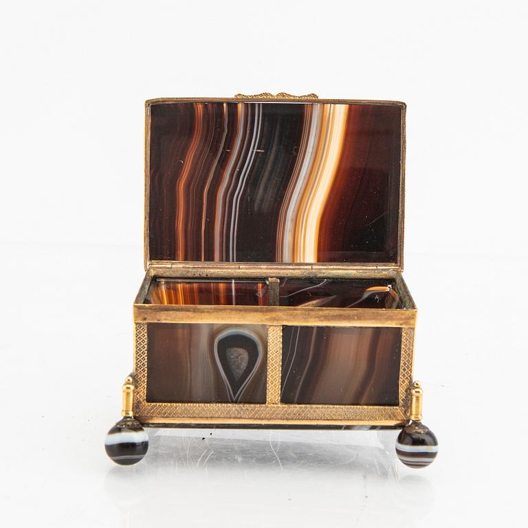 An early 20th century agate box.