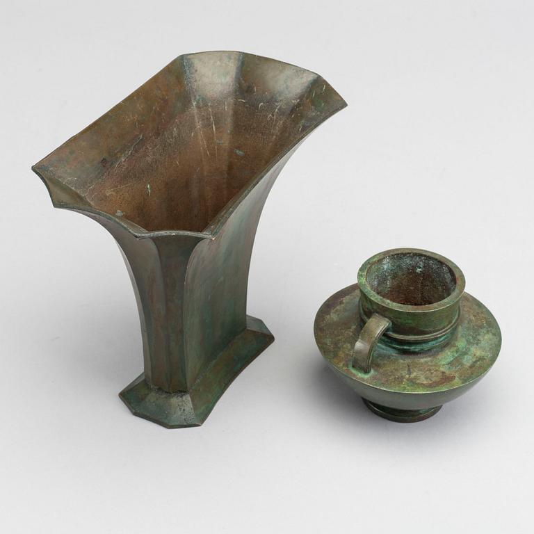 SUNE BÄCKSTRÖM, a  bronze vase and an bronze urn, both 1930s.