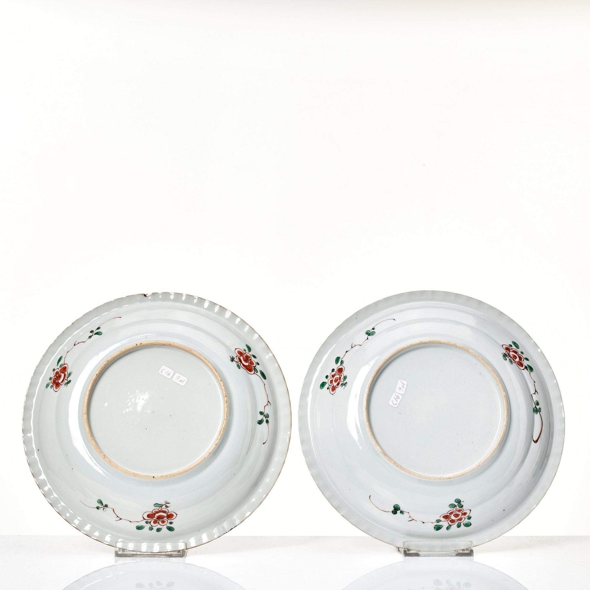 A set of nine famille verte 'pie crust' plates, Qing dynasty, Kangxi (1662-1722).