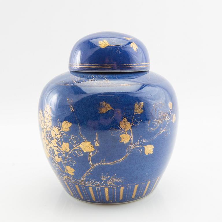 Lock urn China Kangxi style circa 1900 porcelain.