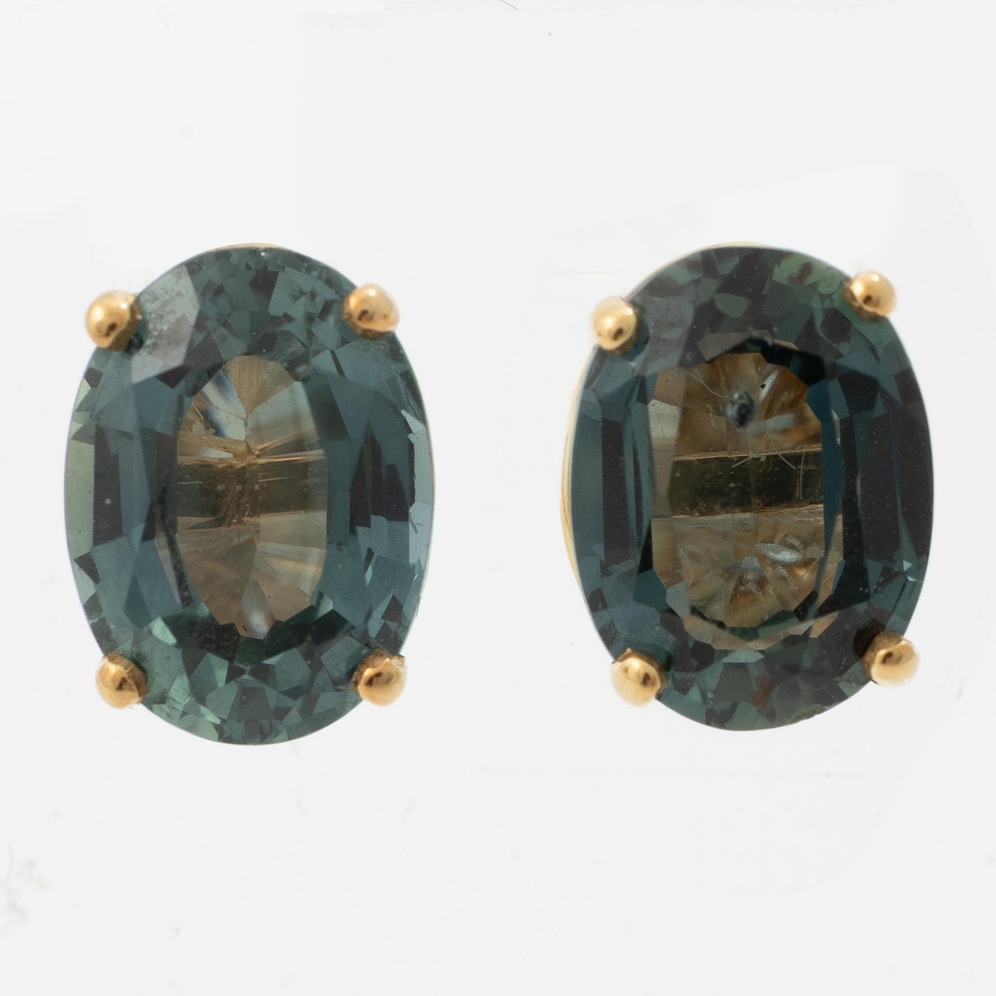Earrings, a pair, 18K gold with green sapphires.