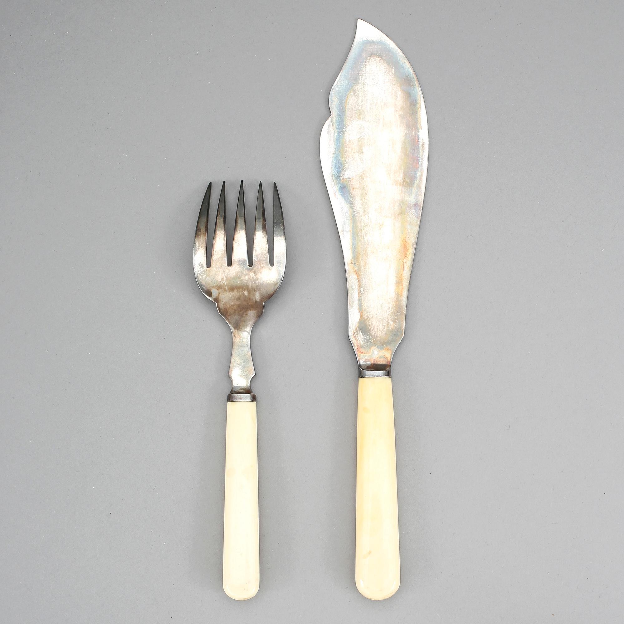 FISKBESTICK, silver och ben, Atkin Brothers, Sheffield, 1918. Total vikt ca 258 gram.