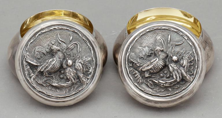 DOSOR, ett par, silver, nyrokoko, Pehr Fredrik Palmgren, Stockholm, 1861. Vikt ca 217 gram.