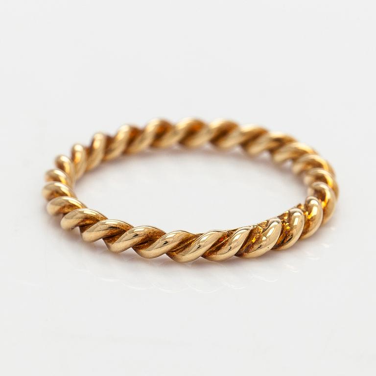 Tiffany & Co, an 18K gold twisted band ring.