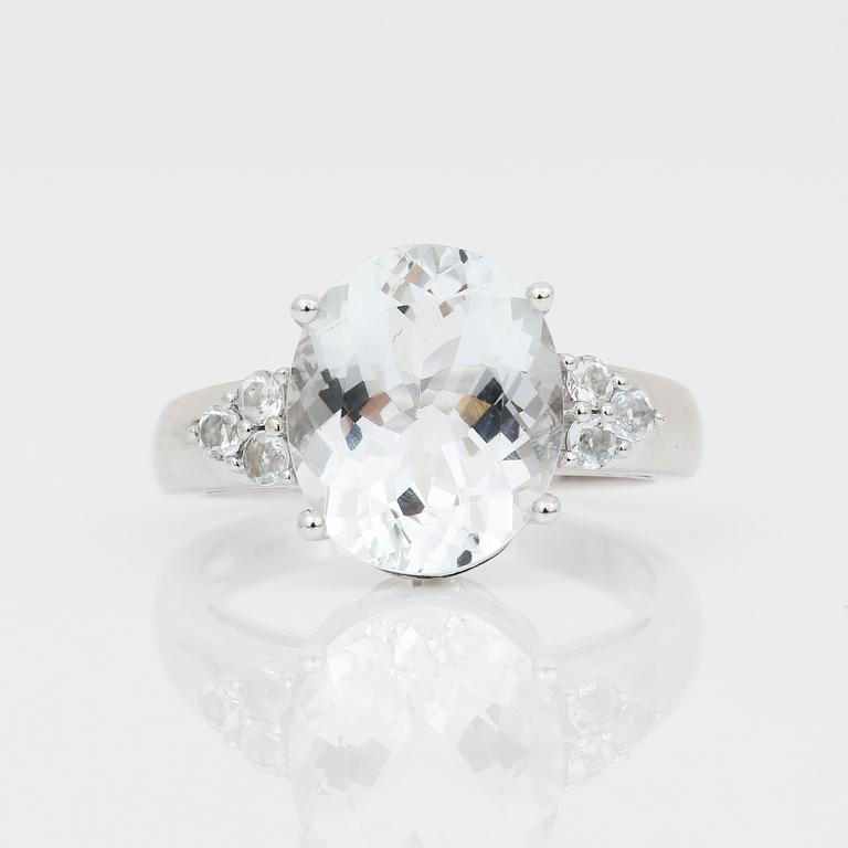 RING, 14K vitguld med ovalslipad goshenit ca 4,03 ct. Vikt ca 4,24 g.