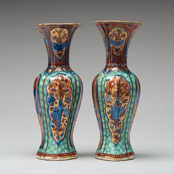 A pair of 'Clobbered' vases, Qing dynasty, Kangxi (1662-1722).