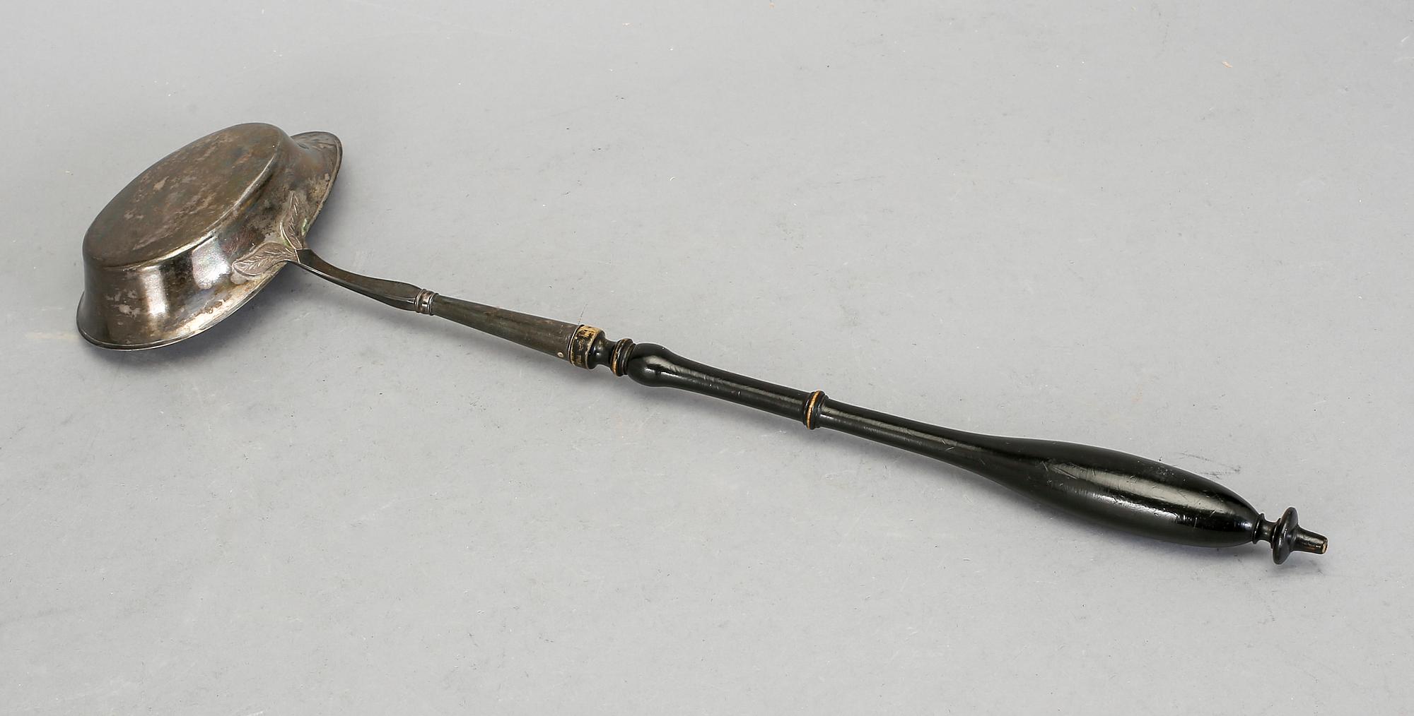 SOPPSLEV samt 5st SKEDAR, silver, bland annat Gustaf Åberg, Jönköping, 1800. Skedarnas vikt ca 274g.