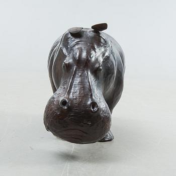 FOTPALL, i form av flodhäst, 1900-talets andra hälft.