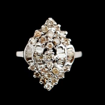 RING, 8 k vitguld, diamanter tot ca 0.70 ct.