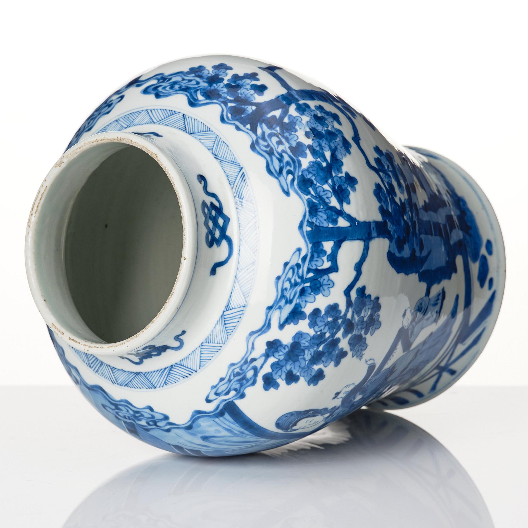 Urnor med lock, två snarlika, porslin. Qingdynastin, Kangxistil, 1800-tal.