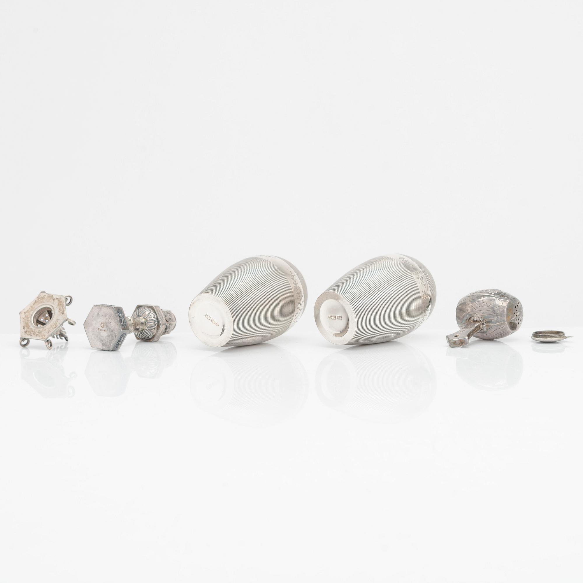 Vaser, ett par, samt ströare, 2 st, sterlingsilver Japan 1900-talets första hälft.