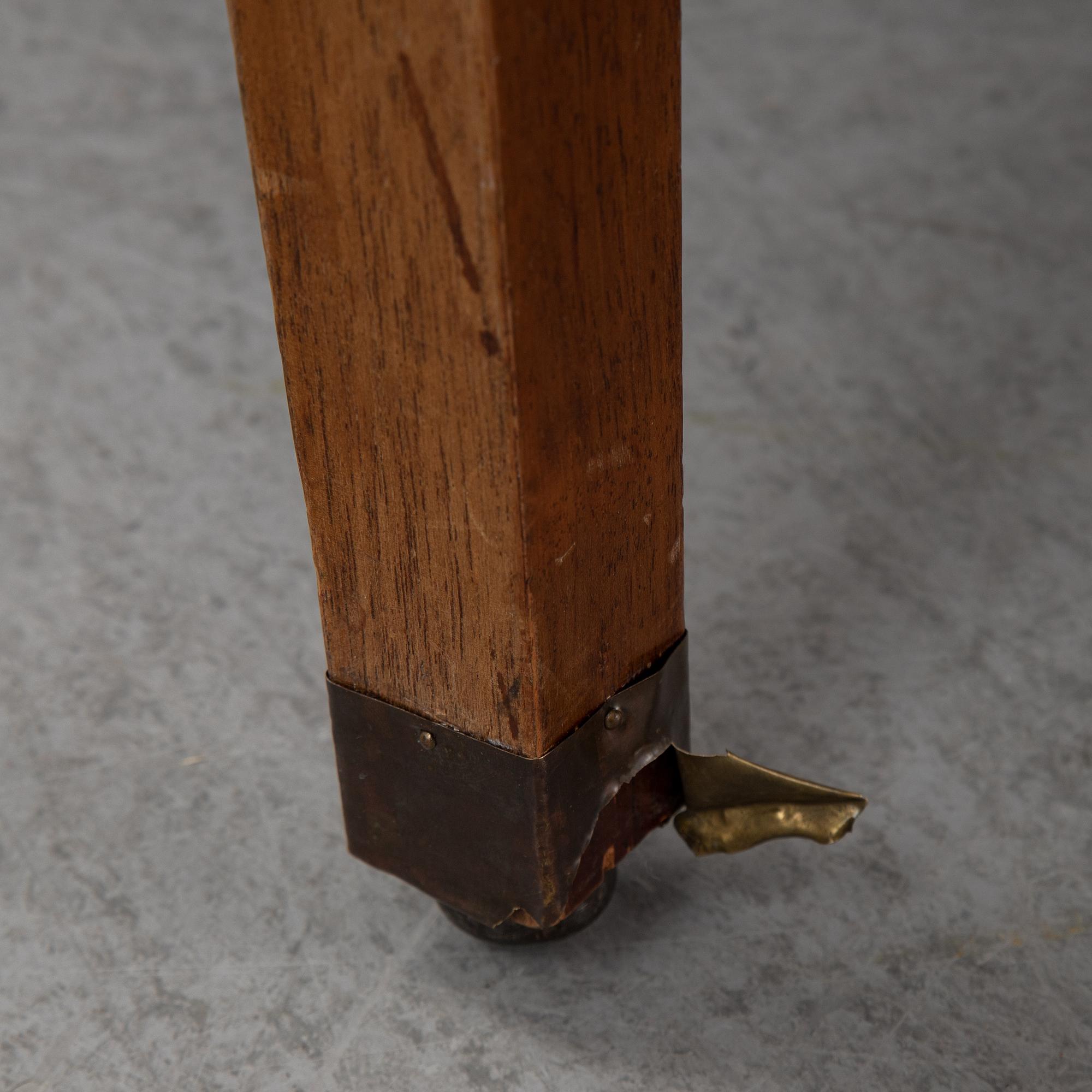 A english style dining table from the first half of the 20th century.