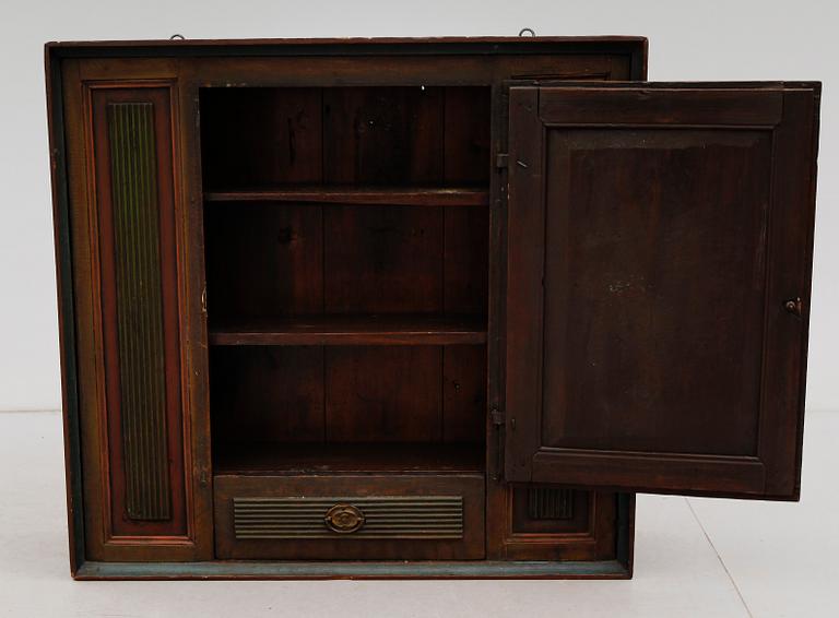 HÄNGSKÅP, allmoge, 1800-talets början.