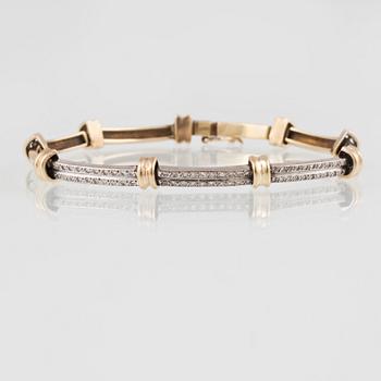ARMBAND, 18K vitguld och guld med 60 små briljantslipade diamanter. Vikt 13,3 gram.